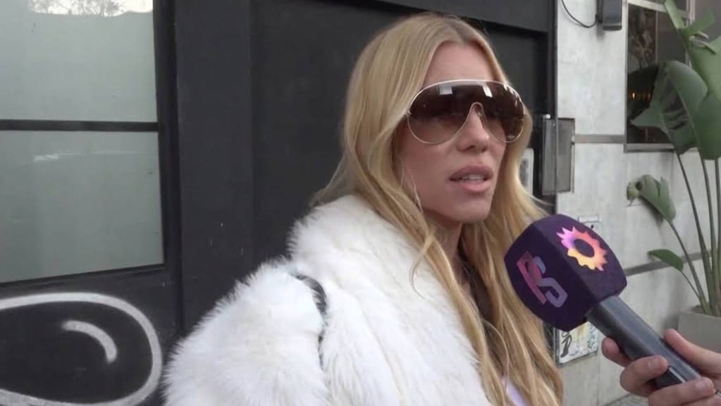 Nicole Neumann habla con periodistas durante una entrevista.
