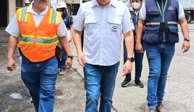 Personal de la Defensoría del Consumidor realiza una inspección para controlar la cadena de suministro de granos básicos en El Salvador.