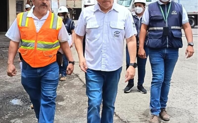 Personal de la Defensoría del Consumidor realiza una inspección para controlar la cadena de suministro de granos básicos en El Salvador.