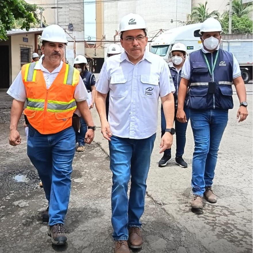 Personal de la Defensoría del Consumidor realiza una inspección para controlar la cadena de suministro de granos básicos en El Salvador.