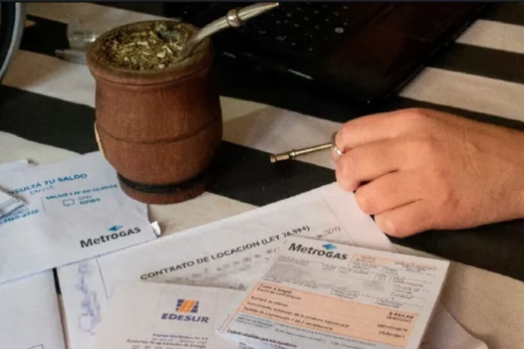 Imagen contextual de facturas de servicios energéticos y documentación vinculada con subsidios.