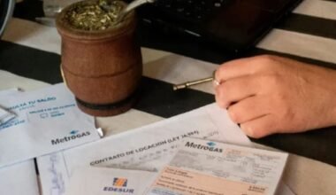 Imagen contextual de facturas de servicios energéticos y documentación vinculada con subsidios.