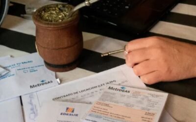 Imagen contextual de facturas de servicios energéticos y documentación vinculada con subsidios.