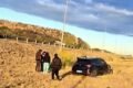 Uno de los vehículos involucrados en el choque aparece fuera de la autopista, junto a varias personas.