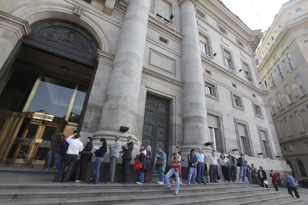 Imagen de archivo de una sede del Banco Nación, con personas aguardando en el ingreso.