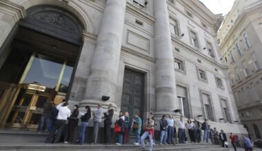 Imagen de archivo de una sede del Banco Nación, con personas aguardando en el ingreso.