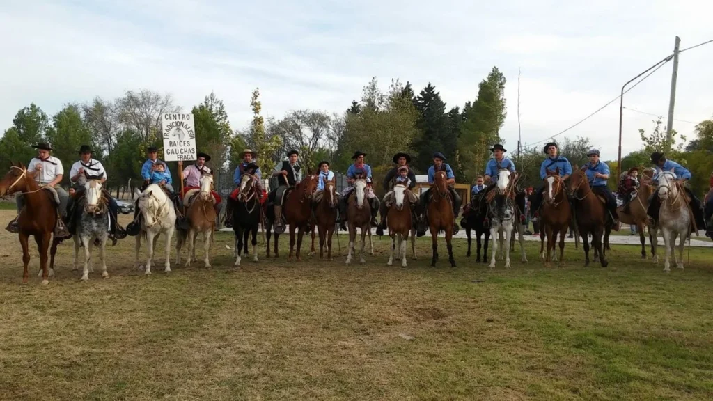 Jinetes a caballo posan en una actividad de la Fiesta Raíces Gauchas en Fraga.