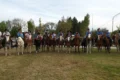 Jinetes a caballo posan en una actividad de la Fiesta Raíces Gauchas en Fraga.