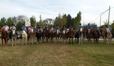 Jinetes a caballo posan en una actividad de la Fiesta Raíces Gauchas en Fraga.