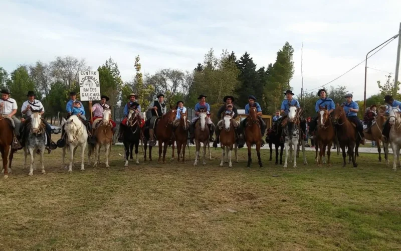 Jinetes a caballo posan en una actividad de la Fiesta Raíces Gauchas en Fraga.