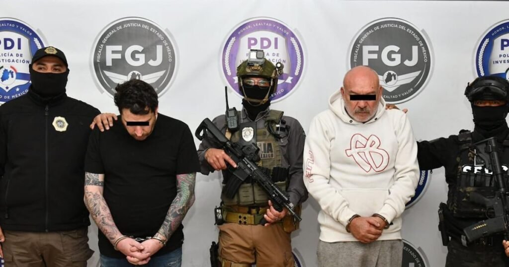 Los dos imputados son escoltados por agentes frente a insignias de la Fiscalía y la Policía de Investigación.