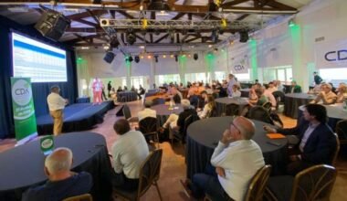 Asistentes participan del cuarto Congreso de Distribuidores del Agro en una sala de conferencias.
