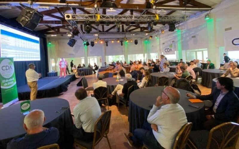 Asistentes participan del cuarto Congreso de Distribuidores del Agro en una sala de conferencias.