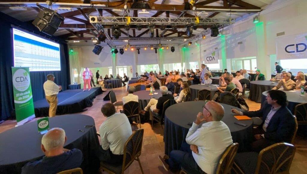 Asistentes participan del cuarto Congreso de Distribuidores del Agro en una sala de conferencias.