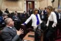 Senadores conversan en el recinto durante una sesión del Senado vinculada al debate del Súper RIGI.