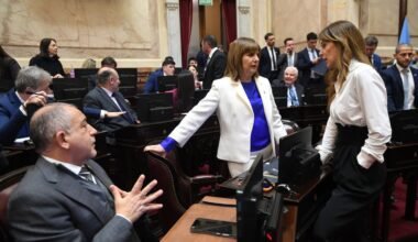 Senadores conversan en el recinto durante una sesión del Senado vinculada al debate del Súper RIGI.