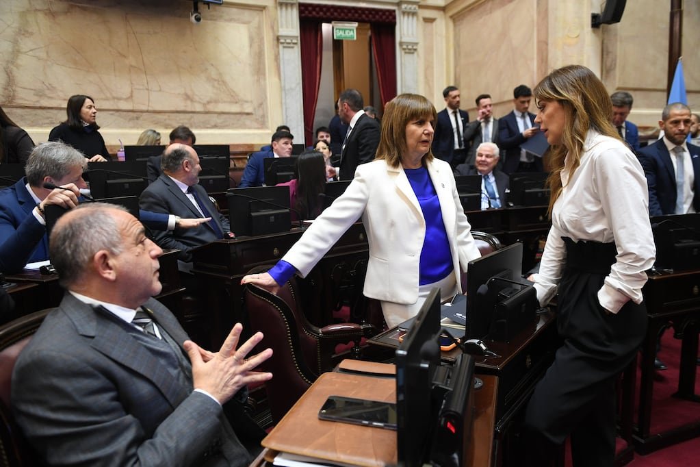 Senadores conversan en el recinto durante una sesión del Senado vinculada al debate del Súper RIGI.