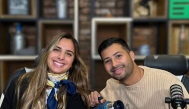 Imagen oficial de Agrofy del programa en vivo La Posta, con sus dos conductores en el estudio.