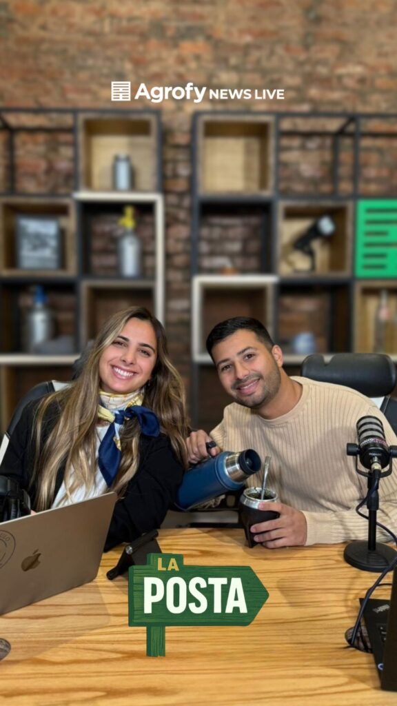 Imagen oficial de Agrofy del programa en vivo La Posta, con sus dos conductores en el estudio.