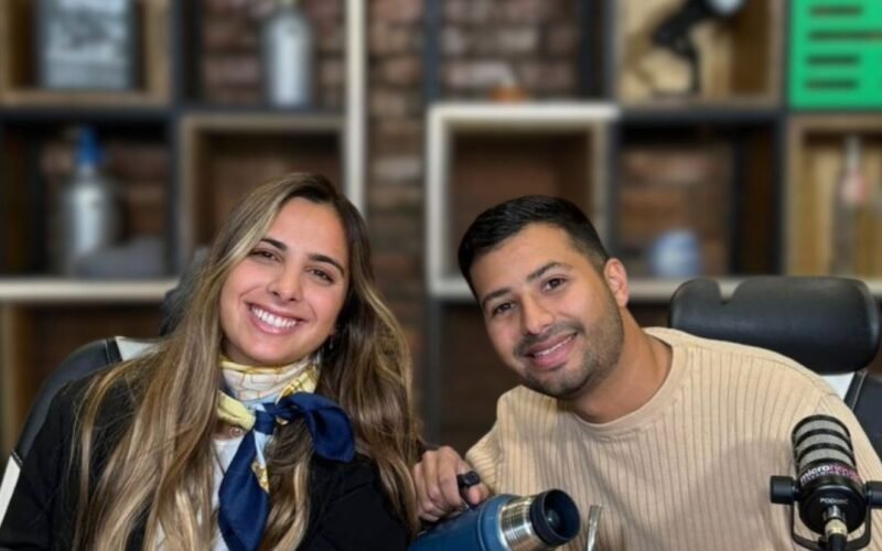 Imagen oficial de Agrofy del programa en vivo La Posta, con sus dos conductores en el estudio.