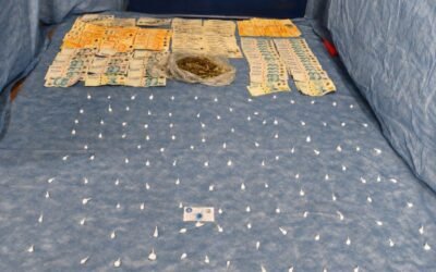 Dinero y envoltorios con presuntas drogas secuestrados durante los allanamientos en Villa Mercedes.