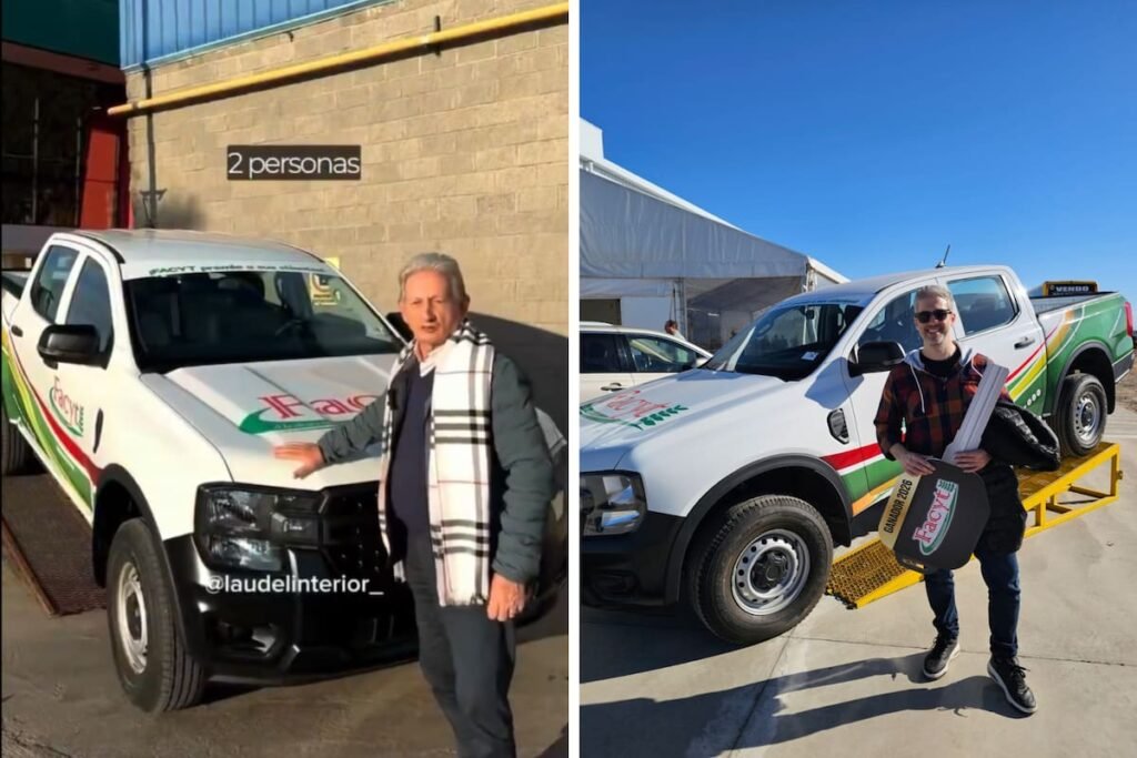 Héctor Laca, fundador de Facyt, junto al ganador de una camioneta durante el evento de inauguración de la planta en Laguna Larga, Córdoba.