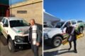 Héctor Laca, fundador de Facyt, junto al ganador de una camioneta durante el evento de inauguración de la planta en Laguna Larga, Córdoba.
