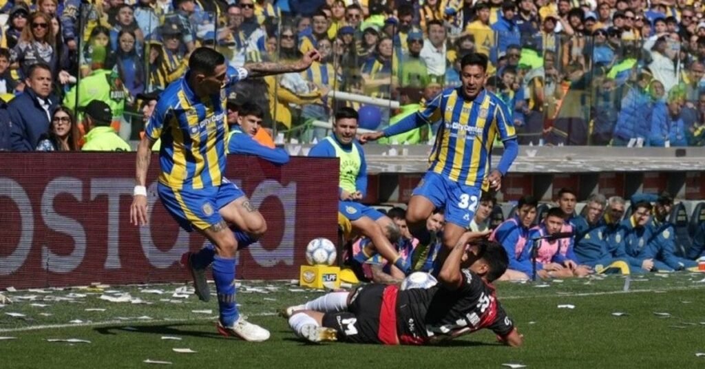 Jugadores de Rosario Central y Newell’s disputan una pelota durante el clásico rosarino en el Gigante de Arroyito.