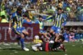 Jugadores de Rosario Central y Newell’s disputan una pelota durante el clásico rosarino en el Gigante de Arroyito.