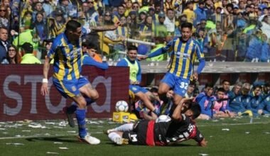 Jugadores de Rosario Central y Newell’s disputan una pelota durante el clásico rosarino en el Gigante de Arroyito.