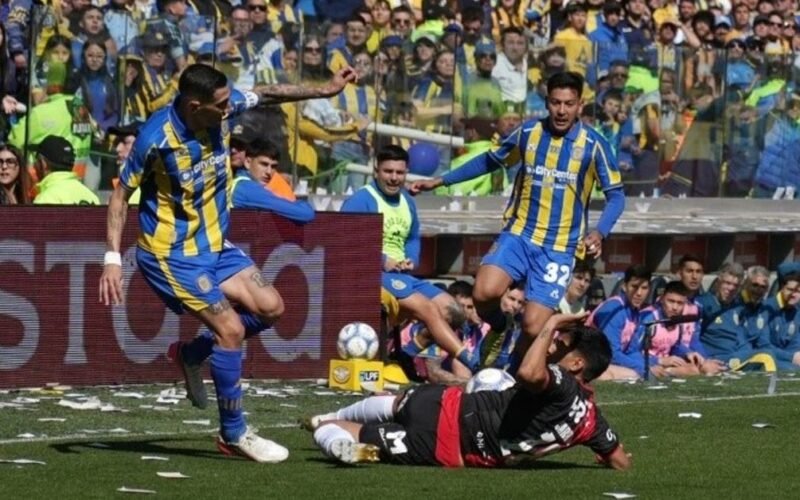Jugadores de Rosario Central y Newell’s disputan una pelota durante el clásico rosarino en el Gigante de Arroyito.