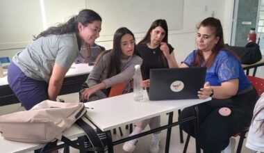 Participantes durante una capacitación para fortalecer emprendimientos y comercios en San Luis.