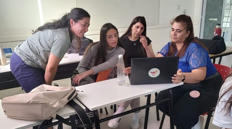 Participantes durante una capacitación para fortalecer emprendimientos y comercios en San Luis.