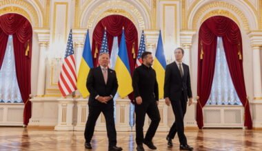 El presidente ucraniano Volodímir Zelenski camina junto a los enviados estadounidenses Jared Kushner y Steve Witkoff en Kyiv.