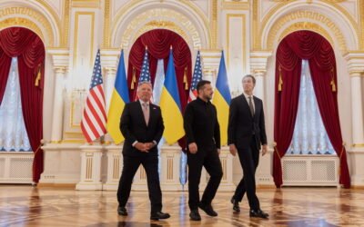 El presidente ucraniano Volodímir Zelenski camina junto a los enviados estadounidenses Jared Kushner y Steve Witkoff en Kyiv.