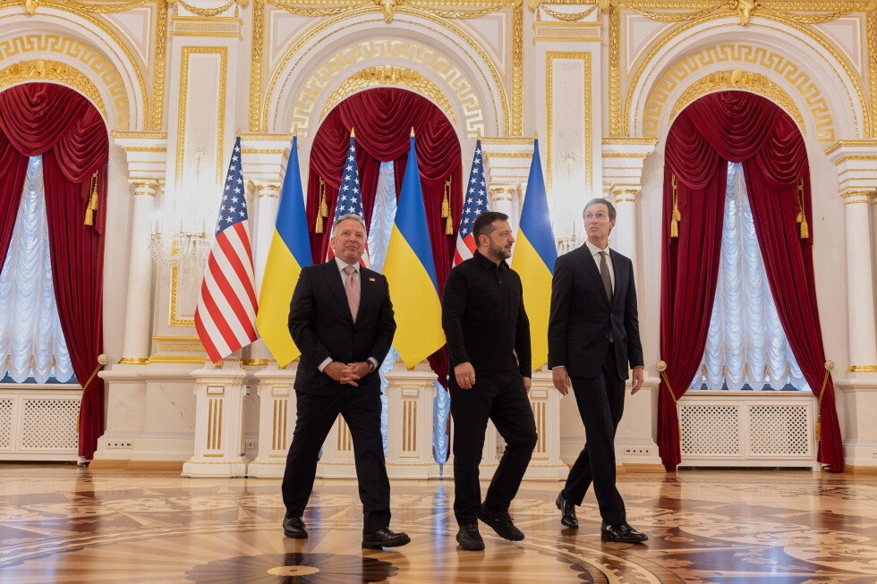 El presidente ucraniano Volodímir Zelenski camina junto a los enviados estadounidenses Jared Kushner y Steve Witkoff en Kyiv.