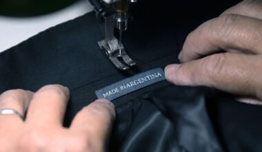 Imagen de archivo de una máquina de coser trabajando sobre una prenda con la etiqueta “Made in Argentina”.