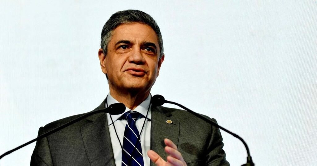 Jorge Macri habla frente a un micrófono durante una presentación pública.
