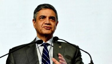 Jorge Macri habla frente a un micrófono durante una presentación pública.