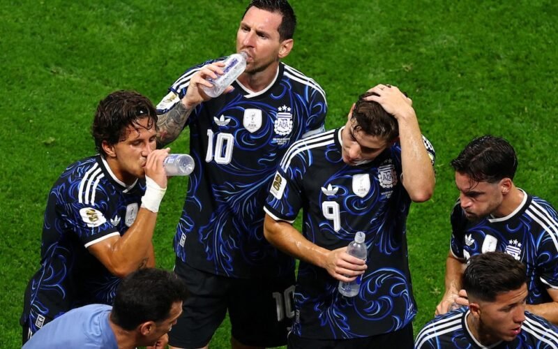 Imagen de archivo de Lionel Messi junto a otros jugadores de la selección argentina durante un partido.