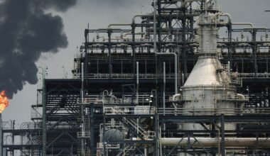 Imagen contextual de archivo de una refinería de petróleo con una antorcha encendida.