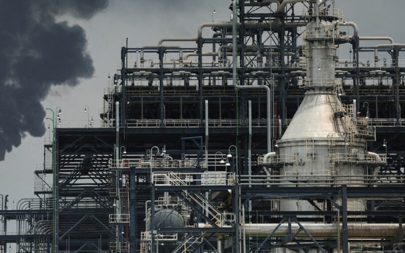 Imagen contextual de archivo de una refinería de petróleo con una antorcha encendida.