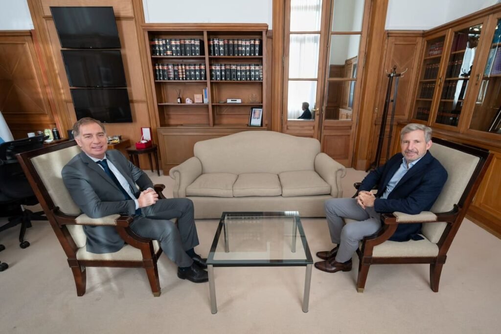 Rogelio Frigerio y Diego Santilli reunidos en la Casa Rosada.