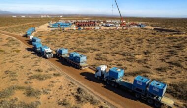 Caravana de camiones que transportan arena hacia una instalación petrolera en Vaca Muerta.