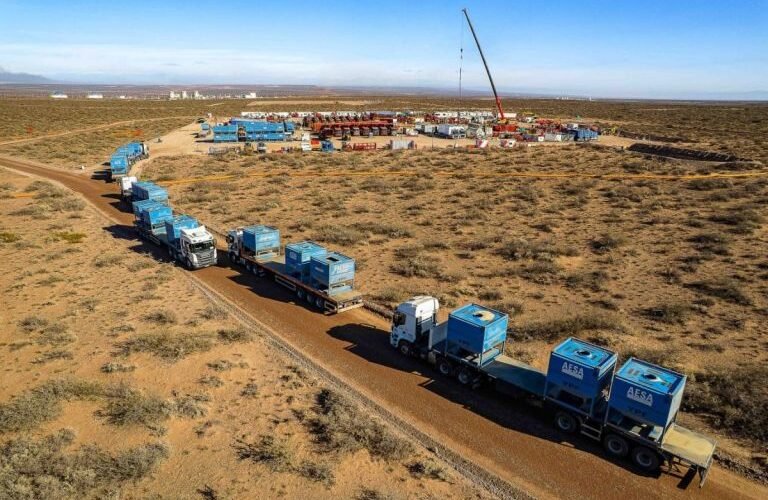 Caravana de camiones que transportan arena hacia una instalación petrolera en Vaca Muerta.