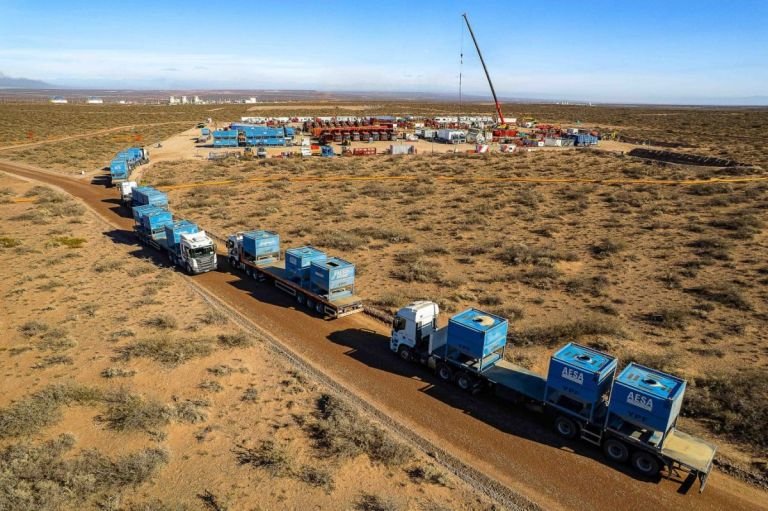 Caravana de camiones que transportan arena hacia una instalación petrolera en Vaca Muerta.