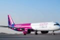 Avión de Wizz Air en una pista, utilizado como imagen contextual sobre el restablecimiento de rutas hacia Medio Oriente.