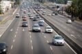 Imagen de archivo de automóviles circulando por una autopista argentina.