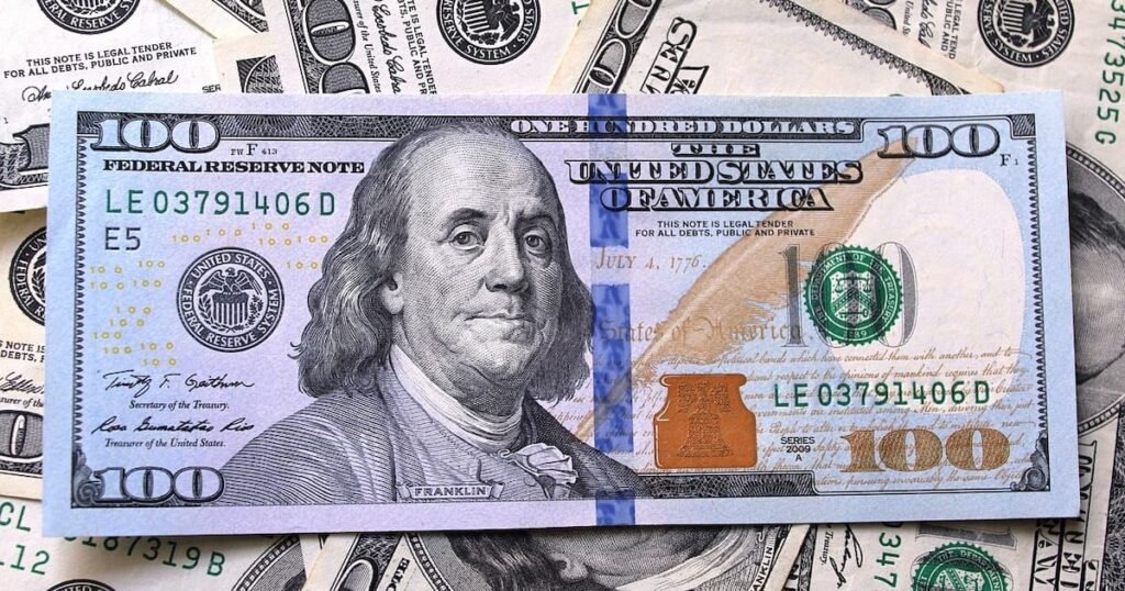 Imagen de archivo de billetes de dólares, utilizada como ilustración contextual de la cotización del dólar.