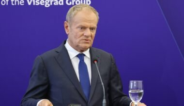 Imagen de archivo de Donald Tusk hablando durante una reunión del Grupo de Visegrado.